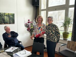 Willemien werd bedankt en ontving een bos bloemen en een flesje wijn van het bestuur uit handen van Annie Vorstenbosch